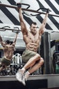 Guy bodybuilder do chin-ups Royalty Free Stock Photo
