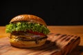 Hamburguesa con carne lechuga y queso