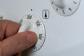 Hand regulates the temperature of new elektric stove, save energy
