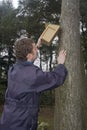 Hanging a nestbox, Nestkast ophangen