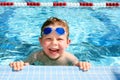Šťastný v plávanie bazén 