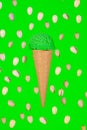 helado de pistacho flotante con pistachos flotantes sobre fondo verde Royalty Free Stock Photo