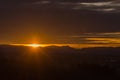 hell leuchtende sonne mit berge und wolken