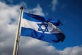 Himmel blauem vor weht Fahne Israelische