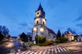Mesto Hlohovec s kostolom a námestím v noci, Slovensko