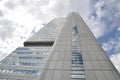 Hochhaus in Frankfurt mit Wolkenhimmel