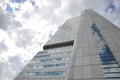 Hochhaus in Frankfurt am Main mit Wolkenhimmel,