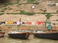 Hombre tendiendo la ropa delante del rio Ganges en Varanasi India Royalty Free Stock Photo