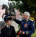 Honored military pilot, colonel general of aircraft Nikolay Moskvitelev with the Moscow cadet.