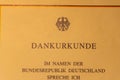 Hude, Deutschland, 7. Juli 2020: Fotos einer Dankesurkunde der Bundeswehr mit dem Fokus auf das Wort Dankurkunde