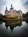 Huizingen domain. Beautiful castle. miroir. Lake