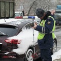 The inspector of traffic police makes the Protocol on violation