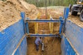 Installation of metal supports to protect the walls of the trench.