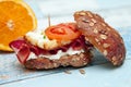 Integral bun with eggs, bacon and ham-Chrono diet