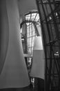 Interior del Museo Guggenheim en Blanco y Negro