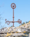 Iron piece that marks the cardinal points with a sphere and iron ring at the top. compass