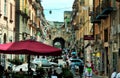 Italia. Neapol. A noisy sunny street
