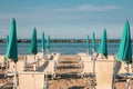 Italština na jadran more italština pláž kříže solária a pláž deštníky typický 