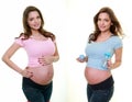 Jeune femme brune enceinte avec un top rose ou un top bleu