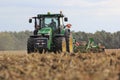 John Deere Traktor bei der Mais Stoppelbearbeitung