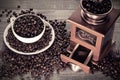 KaffeemÃÂ¼hle mit Kaffeetasse und Kaffeebohnen