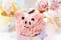 Kids party: cute pink piglet cake