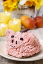 Kids party: cute pink piglet cake