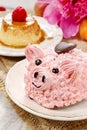 Kids party: cute pink piglet cake