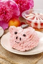 Kids party: cute pink piglet cake