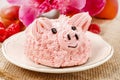 Kids party: cute pink piglet cake