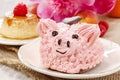 Kids party: cute pink piglet cake