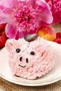 Kids party: cute pink piglet cake