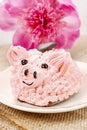 Kids party: cute pink piglet cake