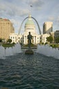 Kiener Plaza - Ã¯Â¿Â½The RunnerÃ¯Â¿Â½ in water fountain in front of historic Old Court House and Gateway Arch in St. Louis, Missouri Royalty Free Stock Photo