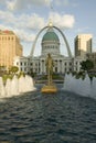 Kiener Plaza - Ã¯Â¿Â½The RunnerÃ¯Â¿Â½ in water fountain in front of historic Old Court House and Gateway Arch in St. Louis, Missouri Royalty Free Stock Photo