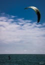 Kite surfing in mare aperto Royalty Free Stock Photo