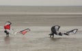 Kitesurfen, auch Kiteboarden, ist ein Wassersport, der aus dem Kitesailing entstanden ist