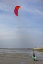 Kitesurfen, auch Kiteboarden, ist ein Wassersport, der aus dem Kitesailing entstanden