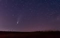 Komet Neowise in Sternennacht himmel mit Heather Land Silhouetten der SchwÃÂ¤bischen Alb, Deutschland, Europa