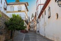 La calle de san Gregorio con tradicionales casas blancas en el b