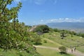 Los templos zapotecas y las montaÃÂ±as de fondo