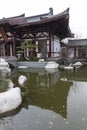 Landscape of a pond and a traditional chinese building in Huaqing Palace - imagen