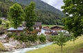 HÃÂ¤user im bayrischen Stil an einem kleinen Fluss im Berchtesgadener Land