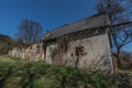 langes haus auf einem bauernhof in der natur