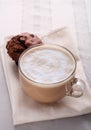 Gran taza de fresco café y pastel 