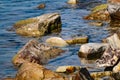 Gran y borrar Piedra en costero ondas de sal mar agua 