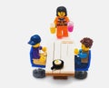 Lego constructor personages, at pub