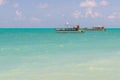 Linda imagem de barco navegando em um paraÃÂ­so tropical.Beautifu Royalty Free Stock Photo