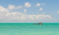 Linda imagem de barco navegando em um paraÃÂ­so tropical.Beautifu Royalty Free Stock Photo