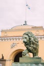 Lions at the Dvortsovaya pier. In the background the admiralty and the flag.